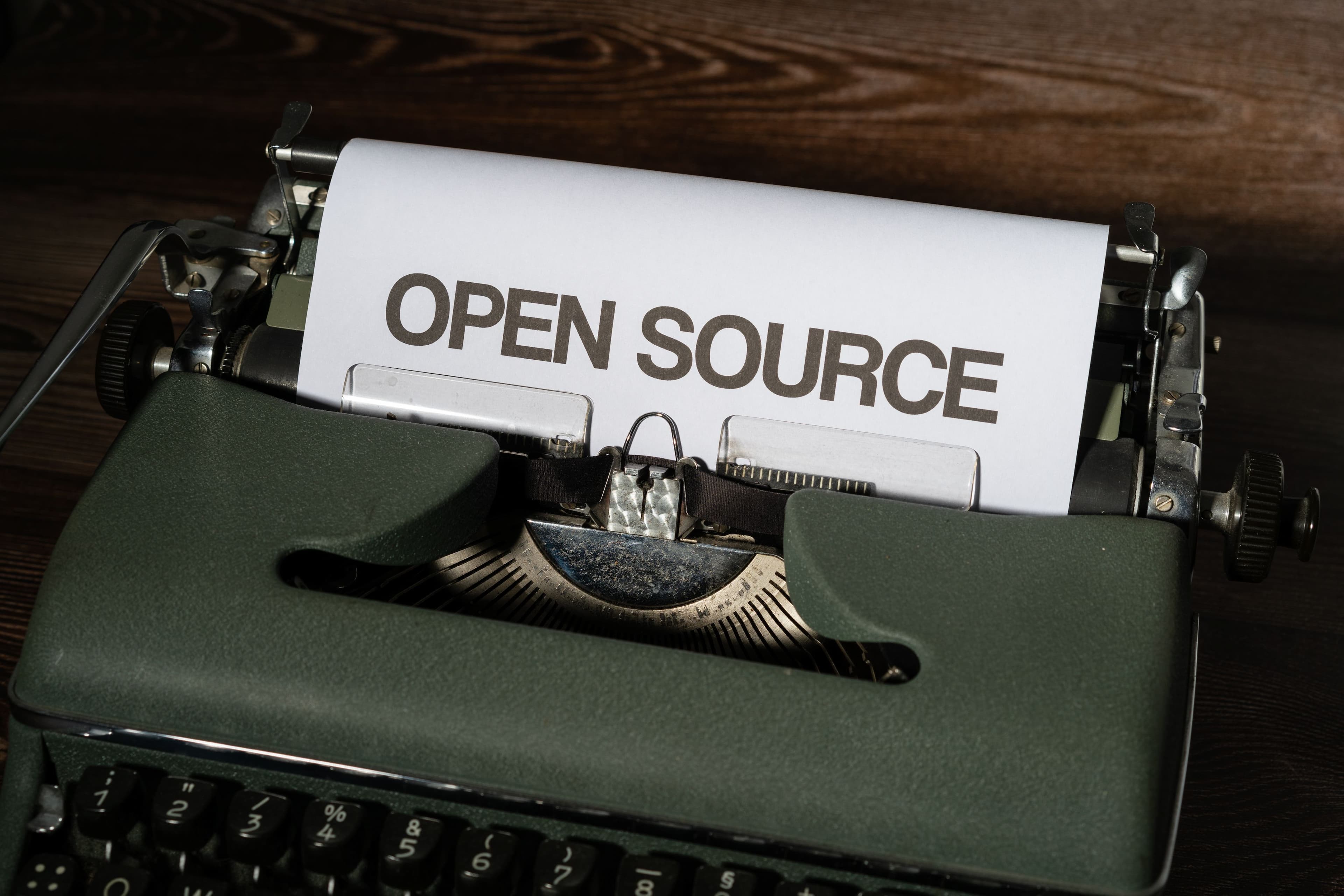 타이프라이터에 Open Source 문구가 찍힌 종이 클로즈업